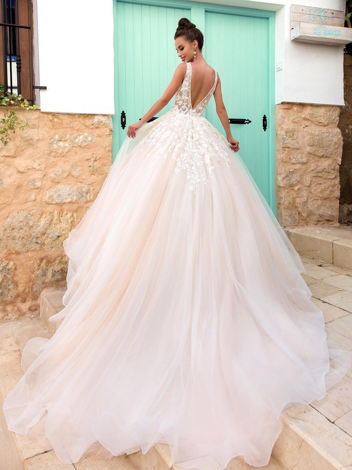 Wunderschönes langes A-Linien-Abschlussballkleid mit V-Ausschnitt und offenem Rücken aus Tüllspitze