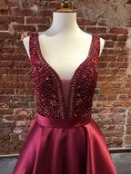 Superbes robes de bal de fin d'études longues en satin, coupe évasée, col en V, ornées de perles