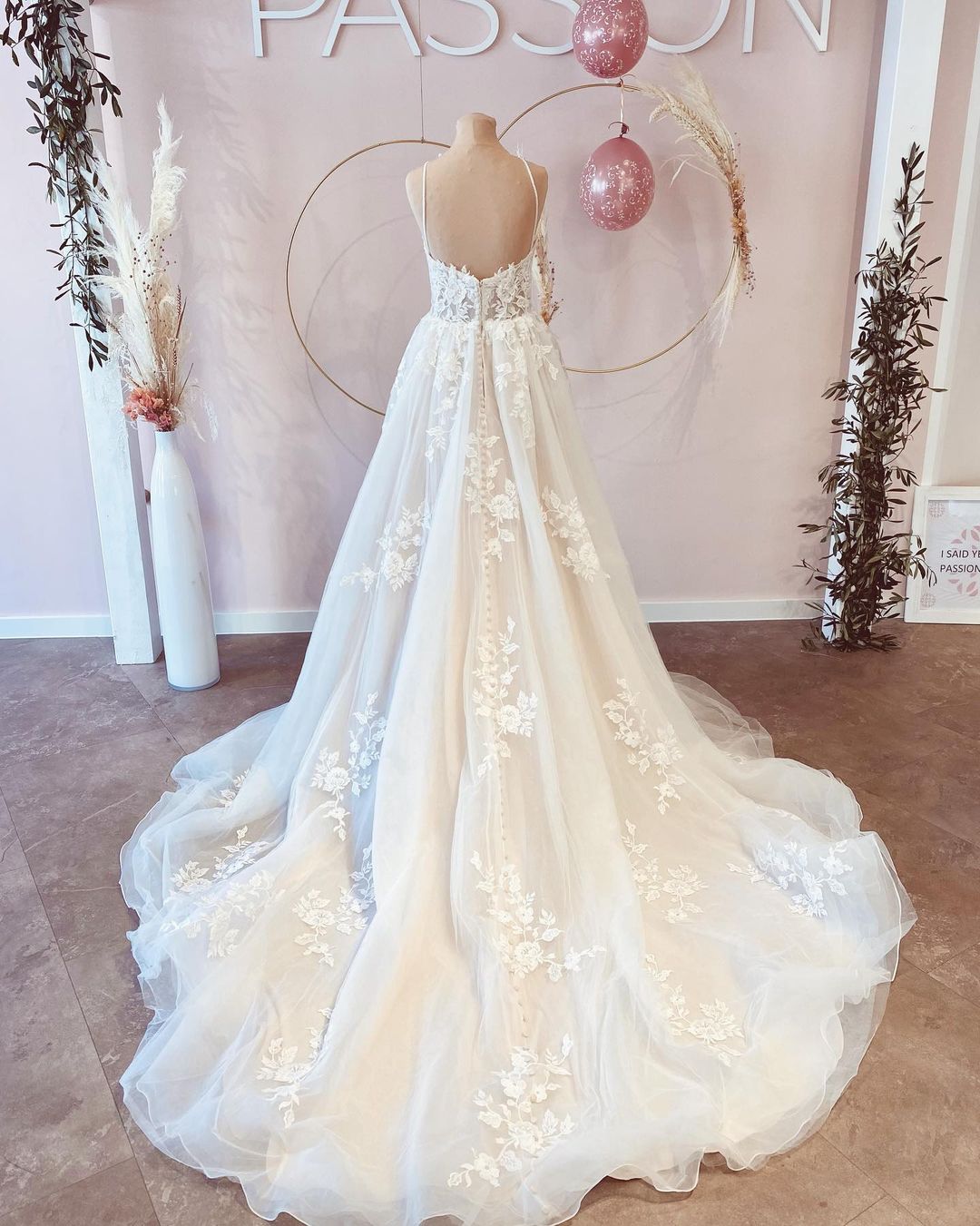 Splendido abito da sposa lungo a linea ad A con scollo a V, spalline sottili e schiena scoperta in tulle