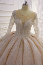 Splendido abito da sposa lungo a palloncino con scollo a barca e cristalli, con maniche