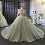Splendido abito da sposa lungo a palloncino con scollo a barca e cristalli, con maniche