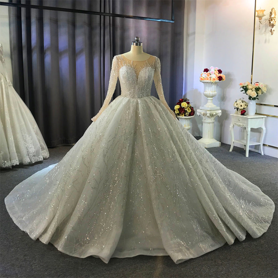 Splendido abito da sposa lungo a palloncino con scollo a barca e cristalli, con maniche