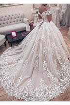 Splendido abito da sposa lungo a palloncino con scollo a barca e applicazioni di pizzo