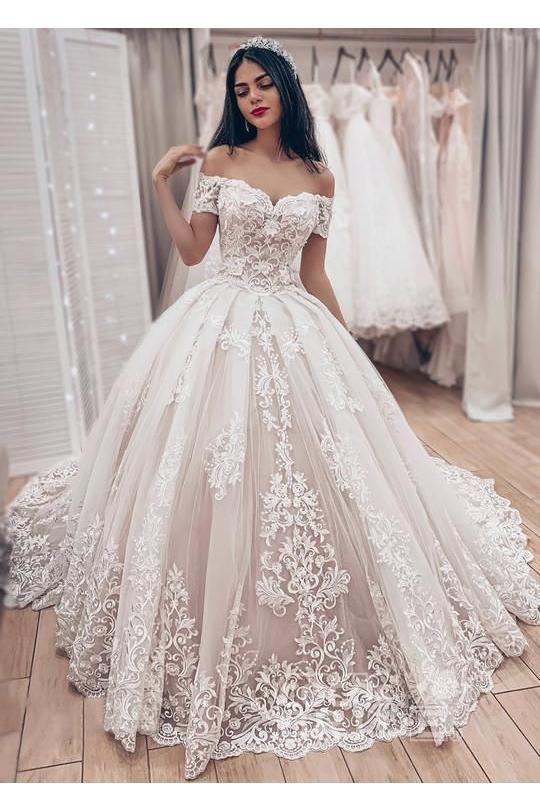 Splendido abito da sposa lungo a palloncino con scollo a barca e applicazioni di pizzo
