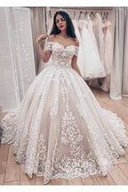 Splendido abito da sposa lungo a palloncino con scollo a barca e applicazioni di pizzo