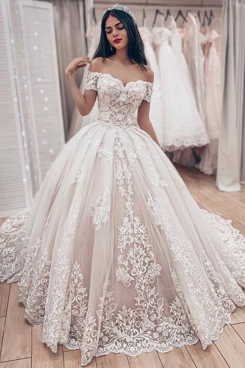 Splendido abito da sposa lungo a palloncino con scollo a barca e applicazioni di pizzo