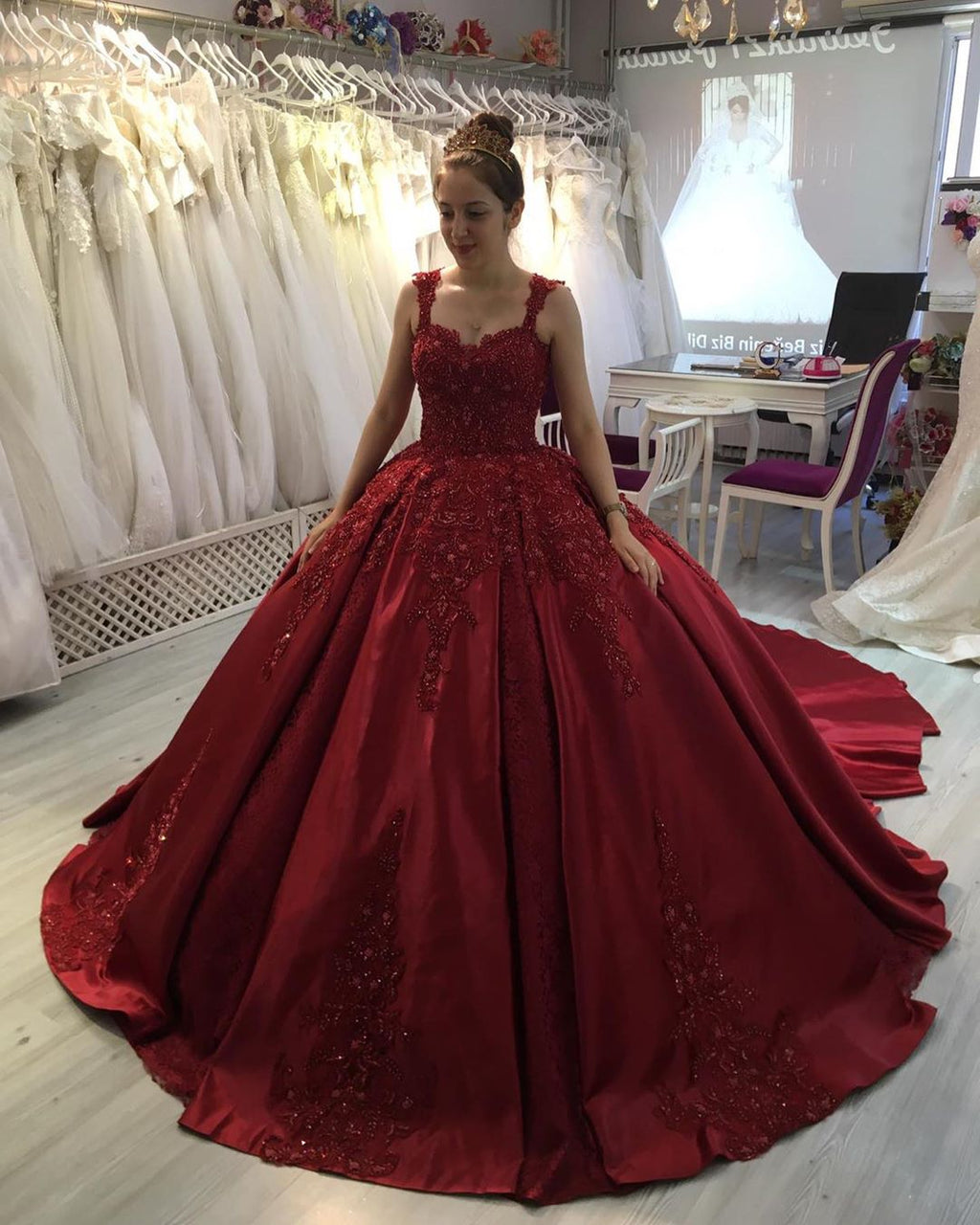 Magnifique robe longue de bal en satin avec appliques en dentelle et décolleté cœur pour bal de fin d'année