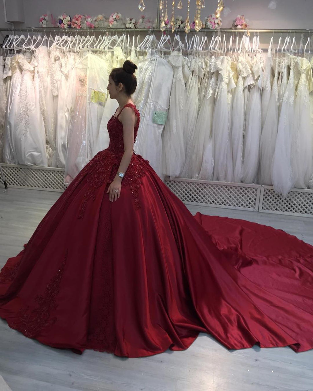 Magnifique robe longue de bal en satin avec appliques en dentelle et décolleté cœur pour bal de fin d'année
