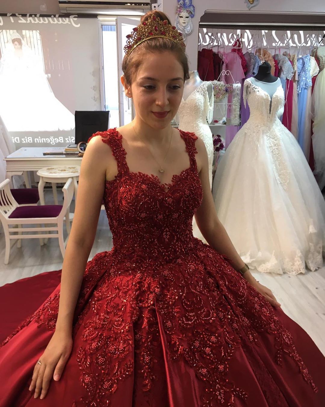 Magnifique robe longue de bal en satin avec appliques en dentelle et décolleté cœur pour bal de fin d'année