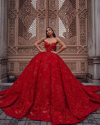 Magnifique robe longue de bal en satin rouge avec corsage en dentelle et décolleté cœur