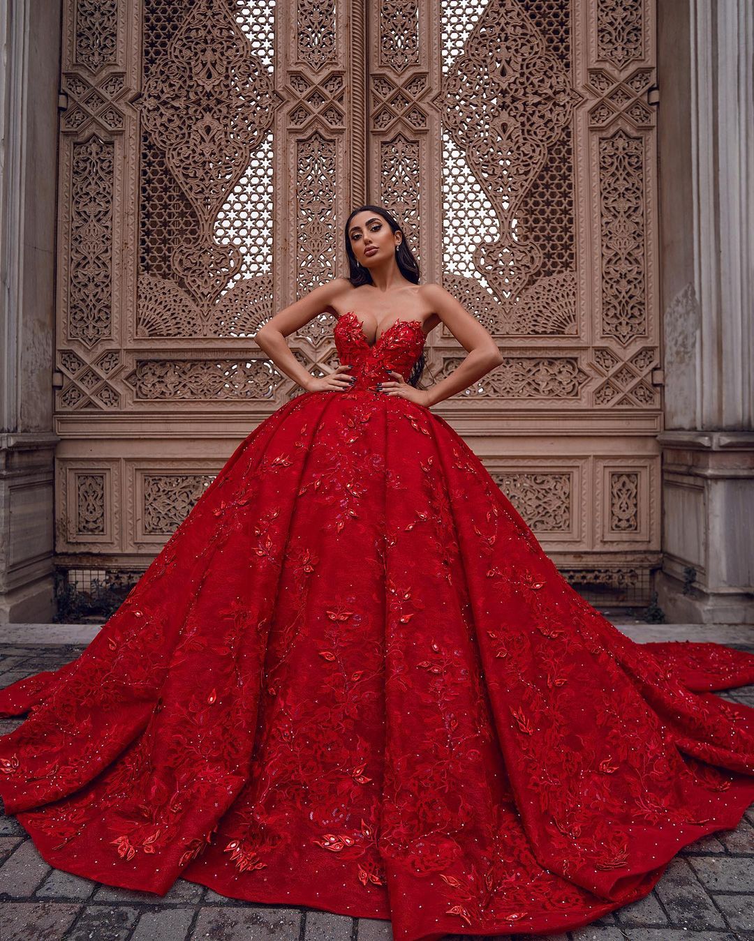 Magnifique robe longue de bal en satin rouge avec corsage en dentelle et décolleté cœur