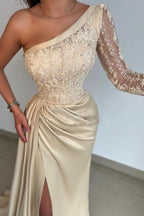 Magnifique robe de bal longue sirène asymétrique en satin avec dentelle, fente avant et manches
