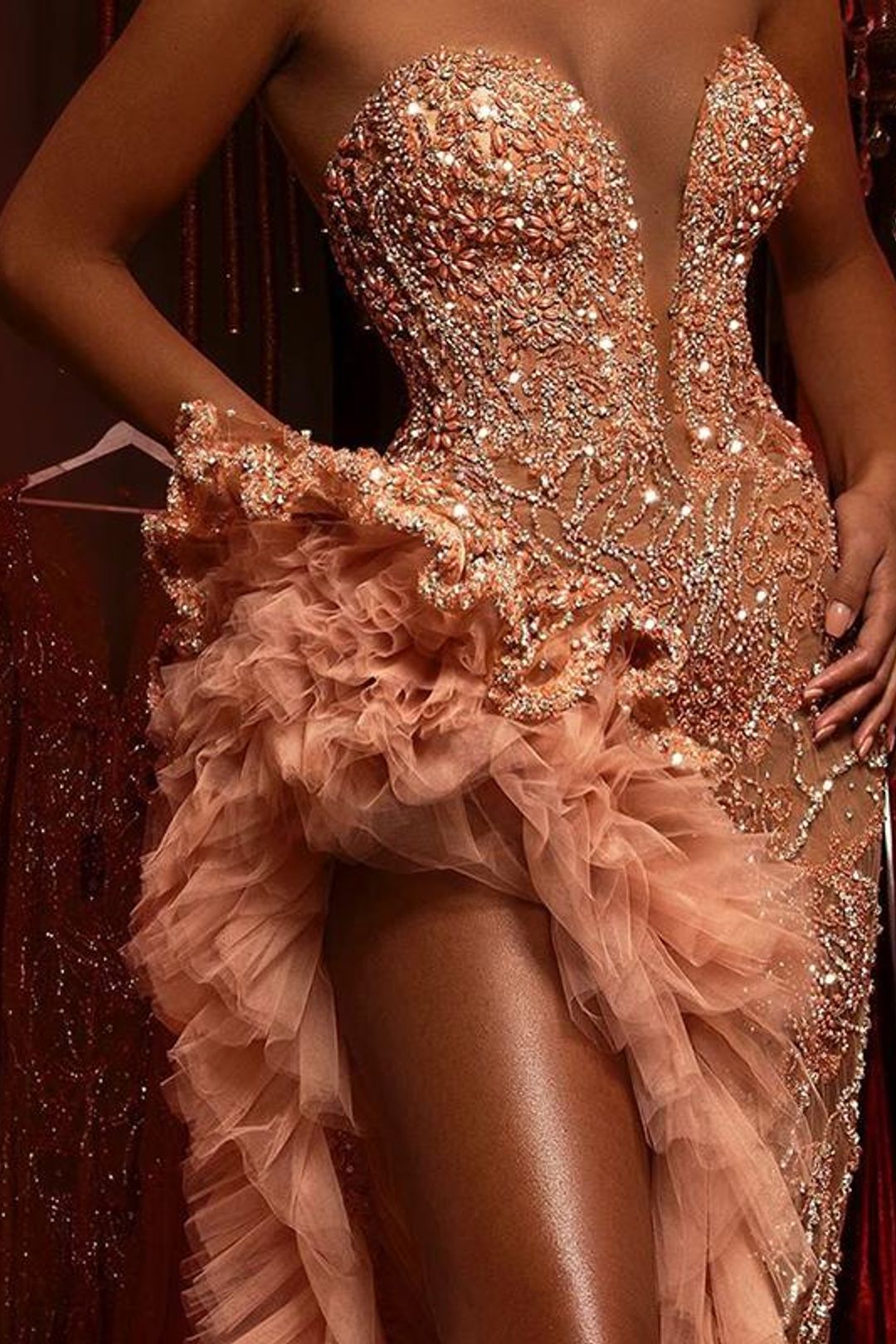 Vestido de Baile Comprido de Sereia Deslumbrante com Contas, Sem Mangas, com Fenda e Folhos