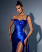 Splendido abito da sera lungo a sirena blu reale con una spalla e paillettes, con spacco