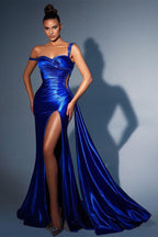 Splendido abito da sera lungo a sirena blu reale con una spalla e paillettes, con spacco