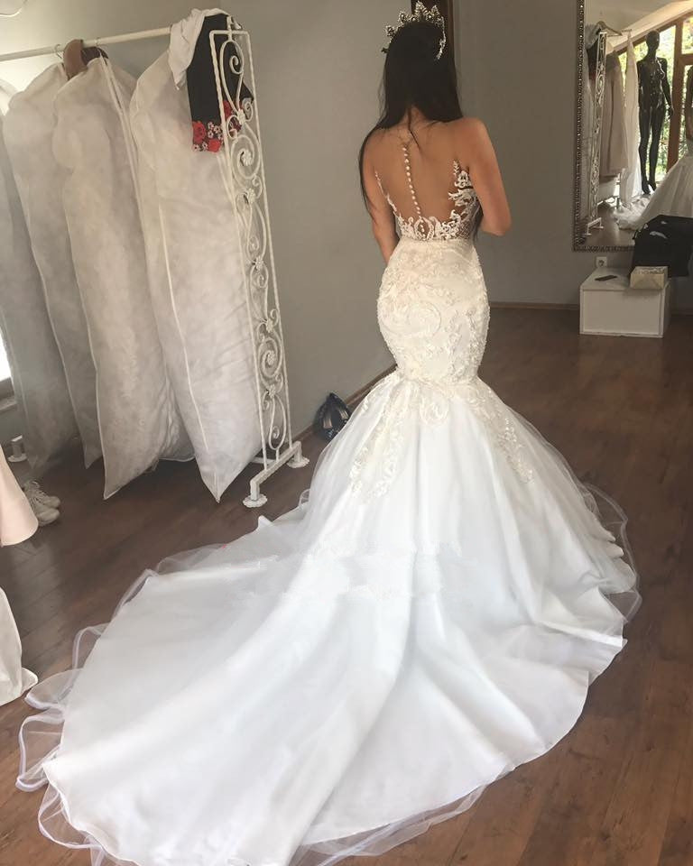 Wunderschönes langes Meerjungfrau-Brautkleid mit Herzausschnitt und Spitze und Knöpfen
