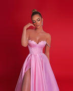 Magnifique robe de bal longue rose en ligne A, décolletée épaules nues avec fente