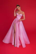 Magnifique robe de bal longue rose en ligne A, décolletée épaules nues avec fente