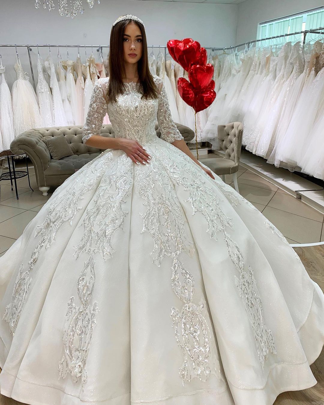 Hermoso vestido de novia largo de princesa de satén con apliques de barco y encaje con mangas