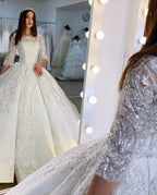 Hermoso vestido de novia largo de princesa de satén con apliques de barco y encaje con mangas