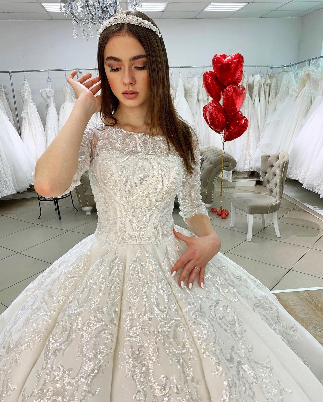 Hermoso vestido de novia largo de princesa de satén con apliques de barco y encaje con mangas