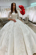 Hermoso vestido de novia largo de princesa de satén con apliques de barco y encaje con mangas