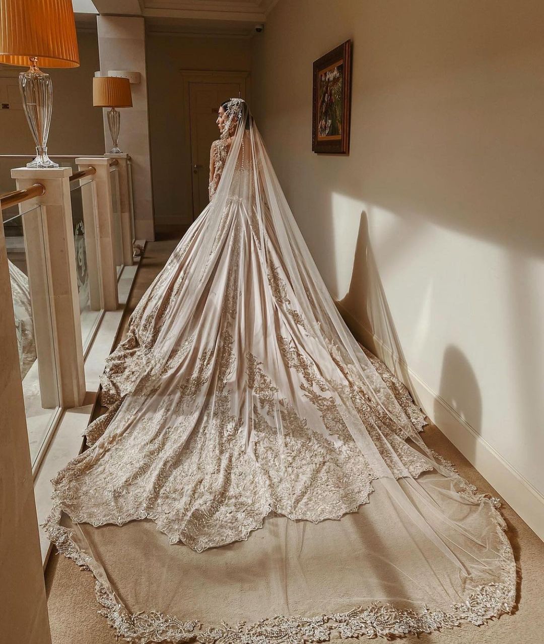 Splendido Abito da Sposa Lungo in Raso con Perline, Scollo a Cuore, Stile Principessa e Maniche
