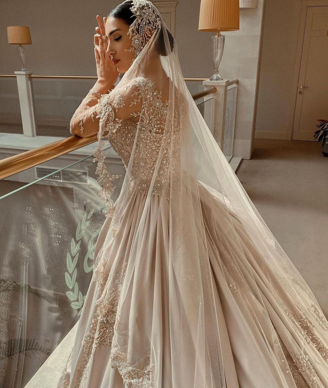 Splendido Abito da Sposa Lungo in Raso con Perline, Scollo a Cuore, Stile Principessa e Maniche