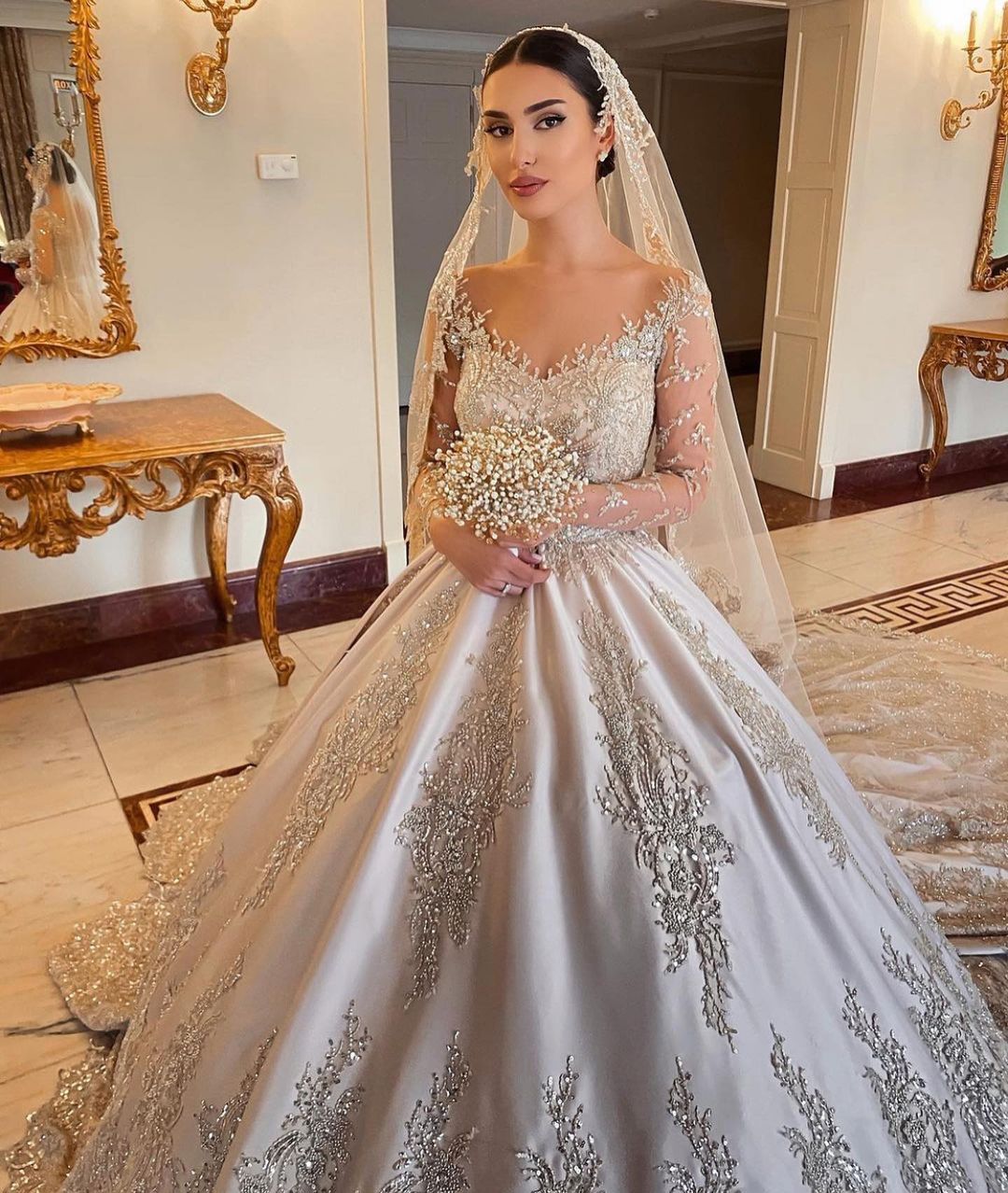 Splendido Abito da Sposa Lungo in Raso con Perline, Scollo a Cuore, Stile Principessa e Maniche