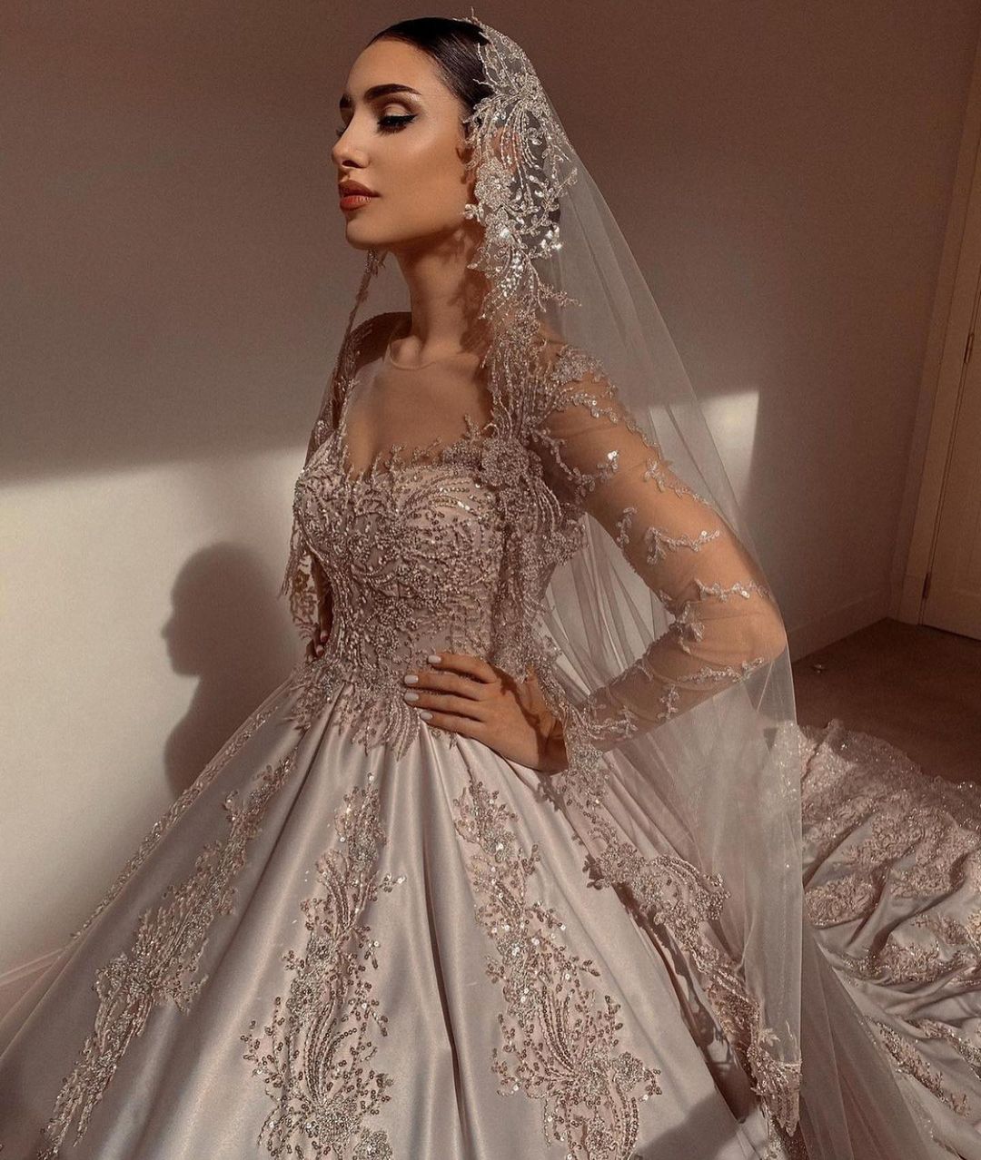 Splendido Abito da Sposa Lungo in Raso con Perline, Scollo a Cuore, Stile Principessa e Maniche