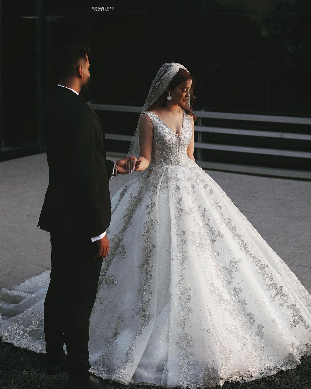 Precioso vestido de novia largo de princesa con escote en V y apliques de encaje de tul