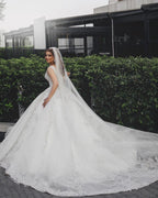 Precioso vestido de novia largo de princesa con escote en V y apliques de encaje de tul