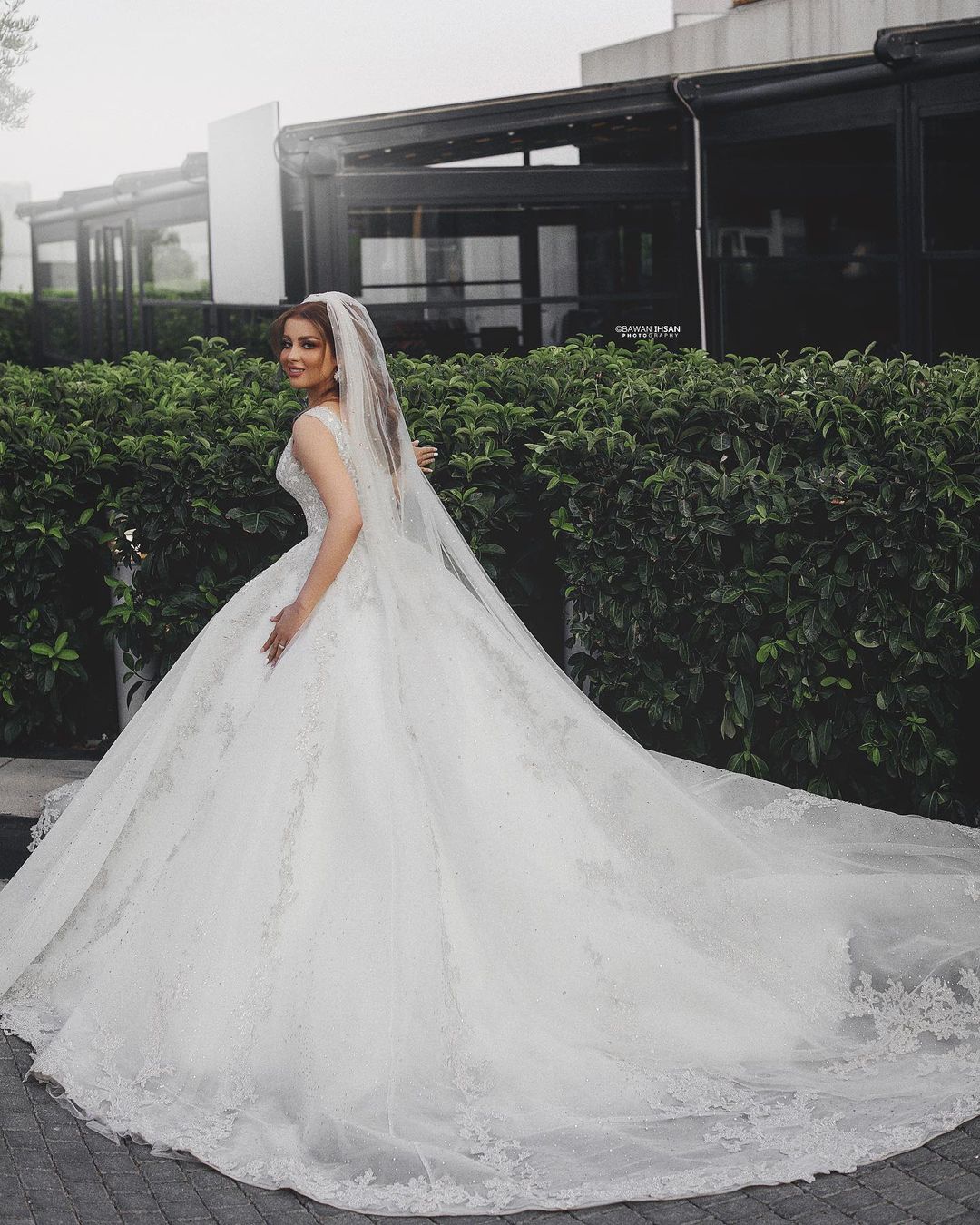 Precioso vestido de novia largo de princesa con escote en V y apliques de encaje de tul