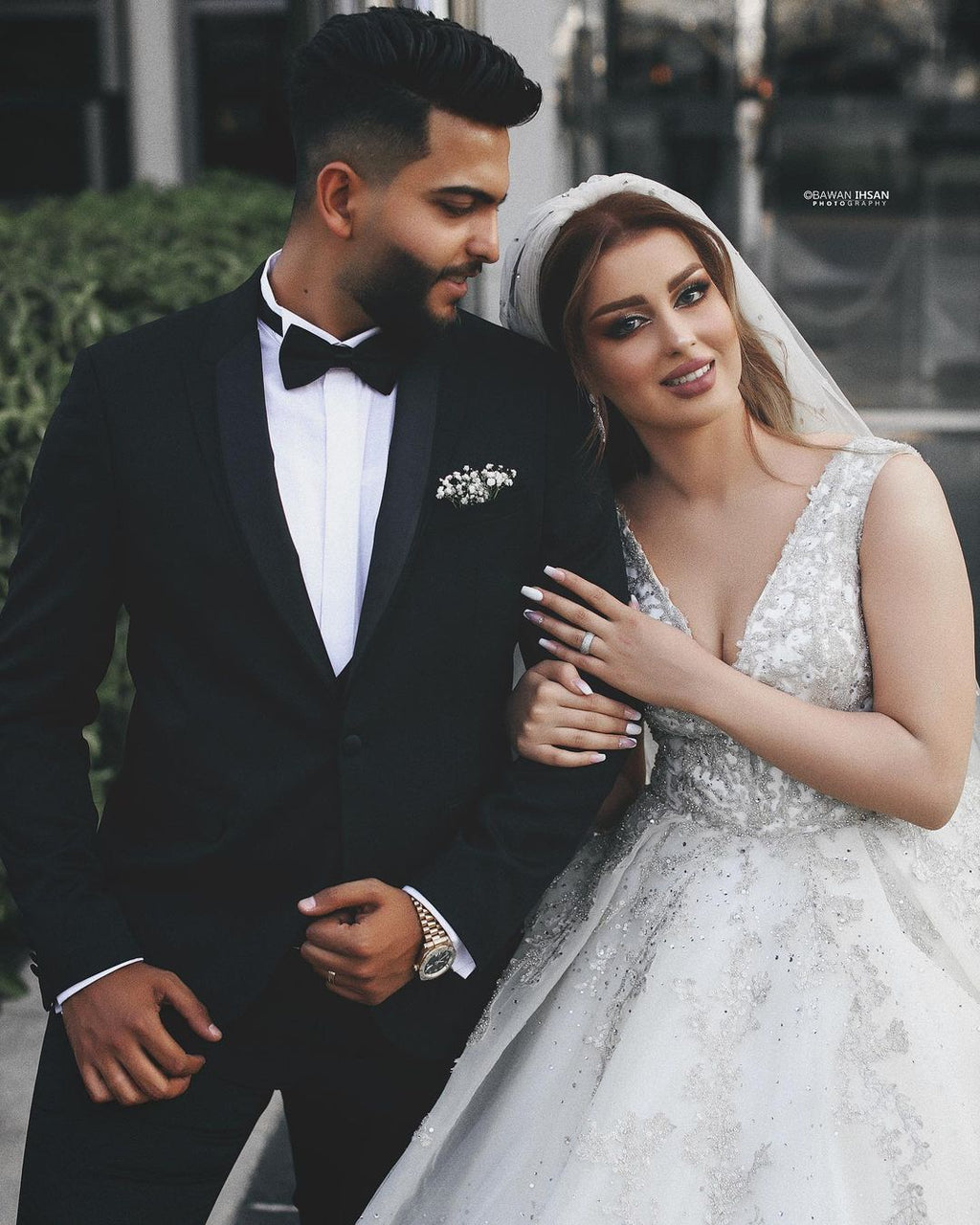 Precioso vestido de novia largo de princesa con escote en V y apliques de encaje de tul