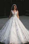 Precioso vestido de novia largo de princesa con escote en V y apliques de encaje de tul