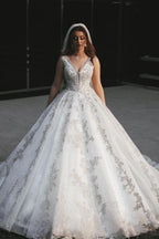 Precioso vestido de novia largo de princesa con escote en V y apliques de encaje de tul