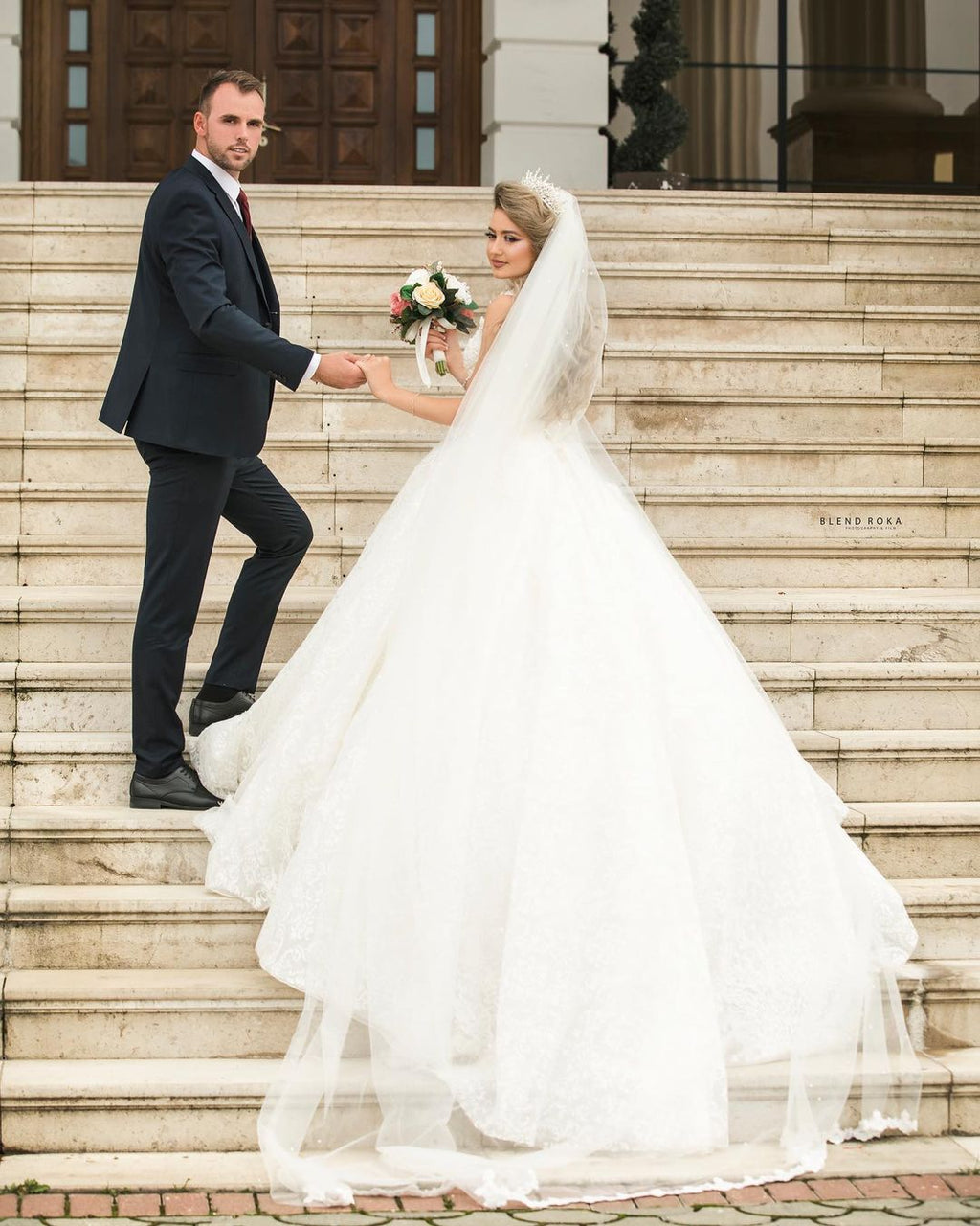 Vestido de Noiva Deslumbrante Comprido com Decote em V à Princesa em Tule e Renda