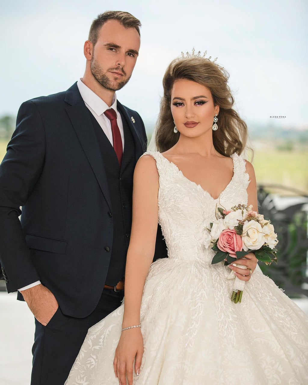 Vestido de Noiva Deslumbrante Comprido com Decote em V à Princesa em Tule e Renda