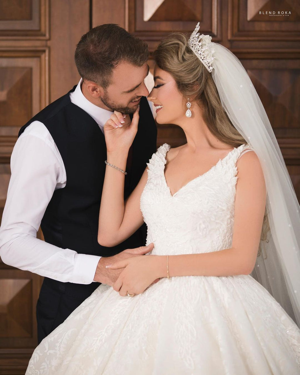 Vestido de Noiva Deslumbrante Comprido com Decote em V à Princesa em Tule e Renda