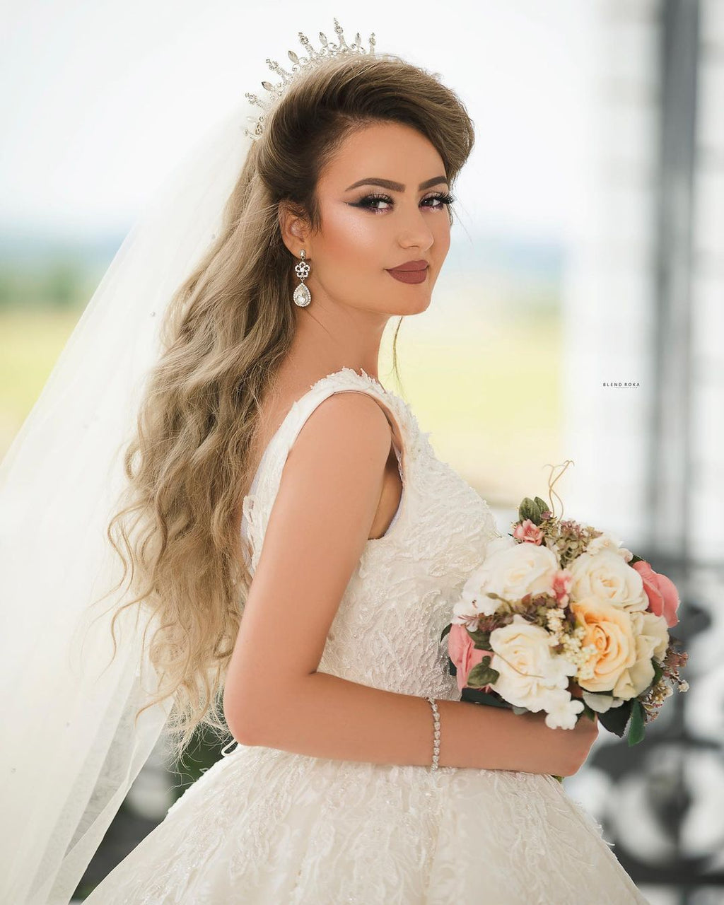 Vestido de Noiva Deslumbrante Comprido com Decote em V à Princesa em Tule e Renda