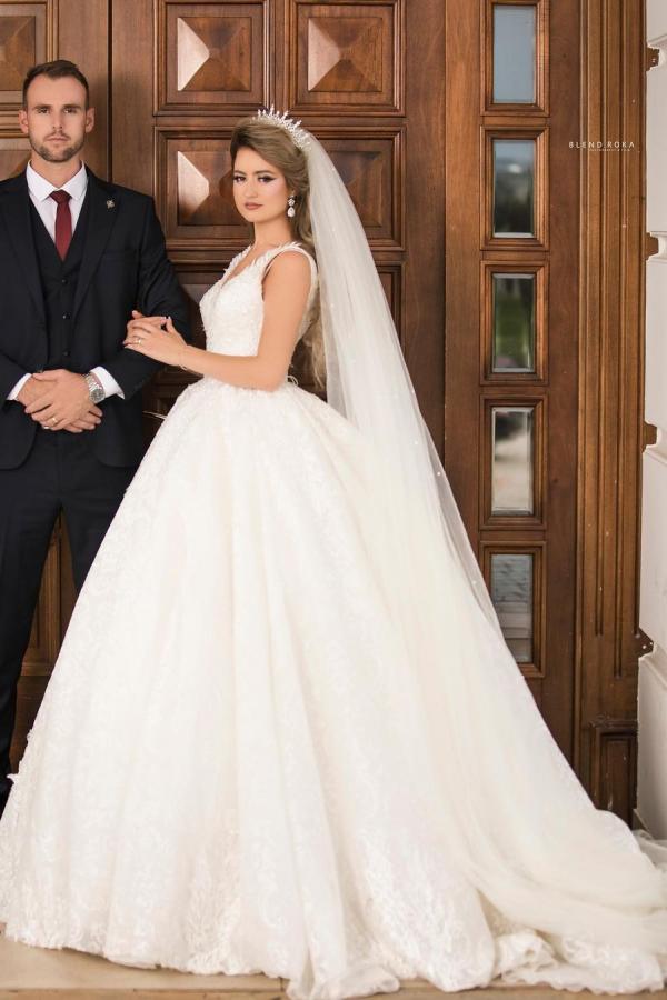 Vestido de Noiva Deslumbrante Comprido com Decote em V à Princesa em Tule e Renda