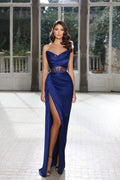 Magnifique robe de bal longue bleu royal sans manches ornée de perles avec fente