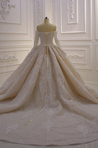 Splendido abito da sposa lungo con maniche lunghe, scollo a spalle scoperte, applicazioni e pizzo a balze