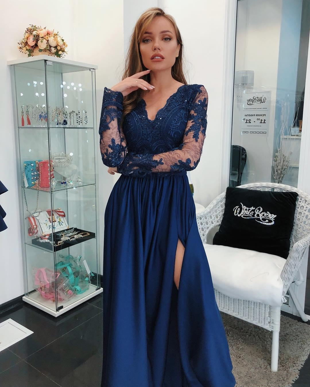 Superbes robes de bal bleues en mousseline à manches longues et coupe évasée avec fente