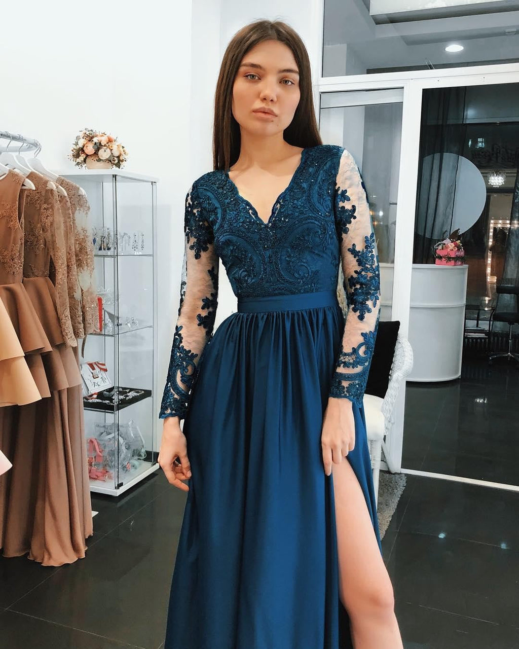 Superbes robes de bal bleues en mousseline à manches longues et coupe évasée avec fente