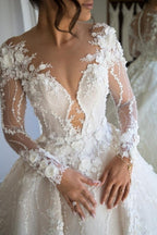 Vestido de Noiva Deslumbrante com Mangas Compridas, Renda Floral Suave e Decote em V