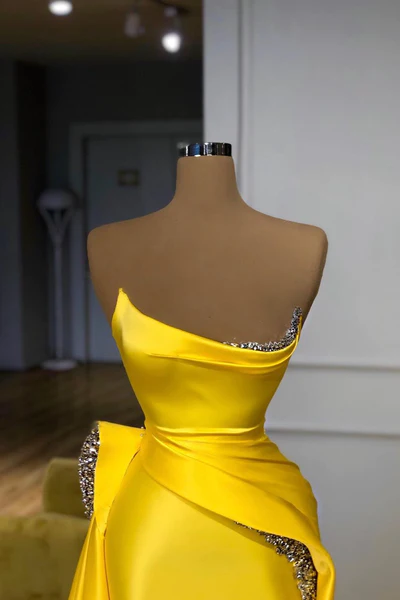 Superbe robe de bal longue jaune en ligne A, sans manches, ornée de paillettes
