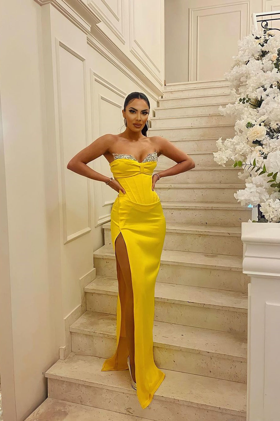 Magnifique robe de bal longue jaune, bustier sans bretelles, style sirène, ornée de bijoux, longueur au sol avec fente