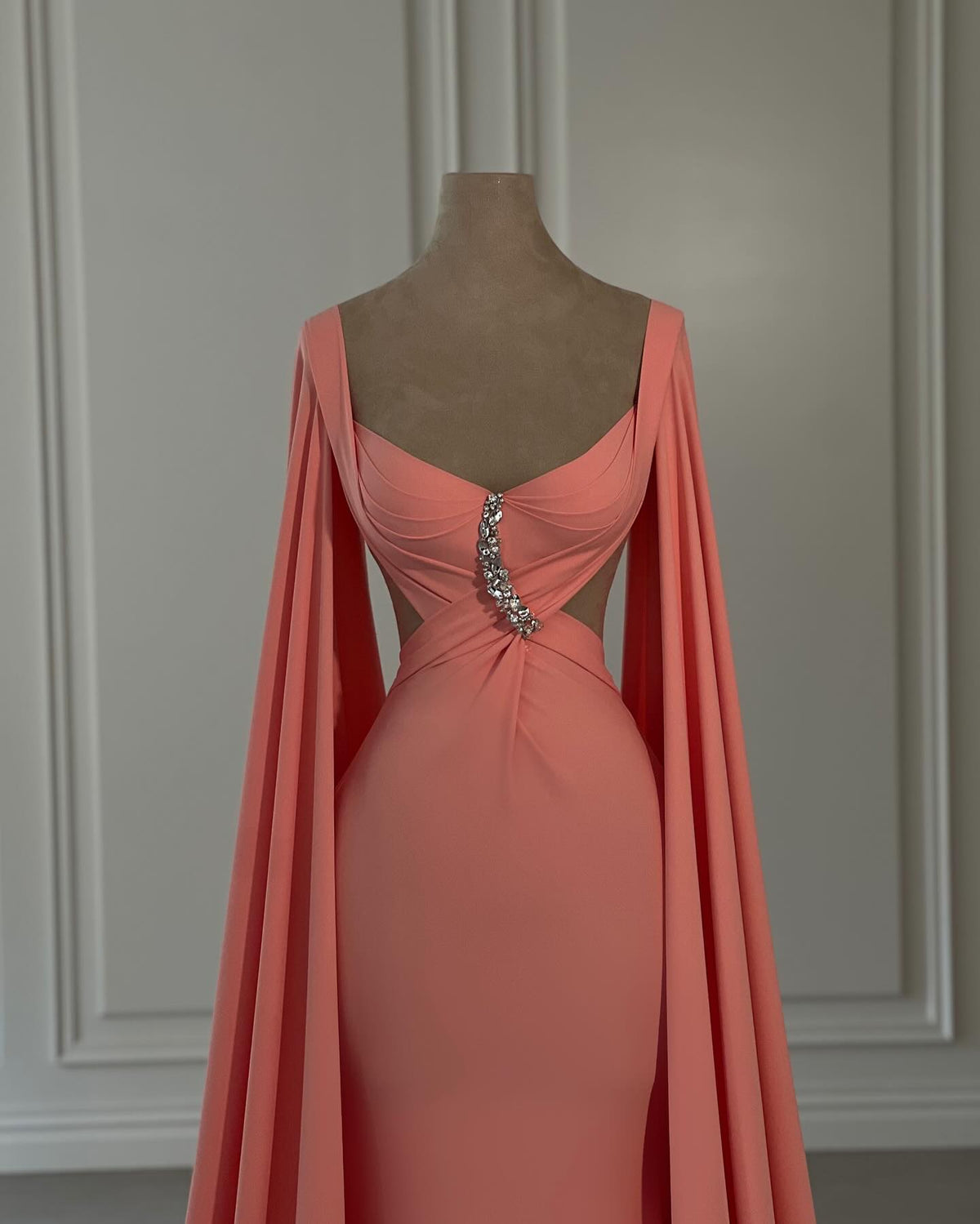 Splendido abito da sera sirena in chiffon con spalle scoperte e maniche a cappuccio con strass