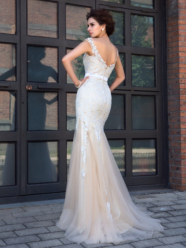 Splendido Abito da Sera Lungo in Rete con Applique a Rete Trasparente e Maniche Corte a Forma di Sirena
